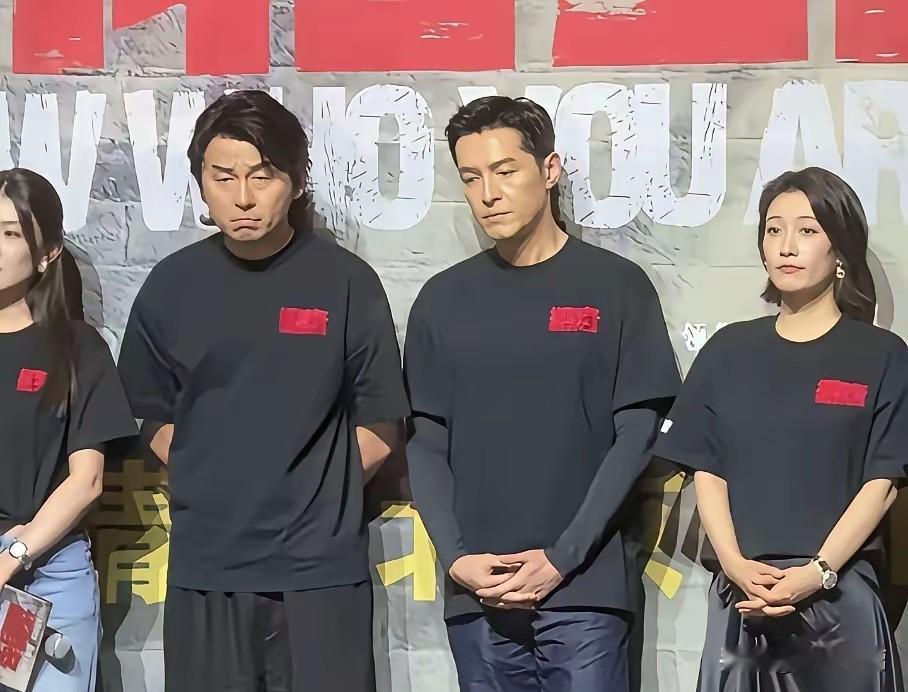 电影票房不好，主创们一个一个的垂头丧气，没有一点儿精气神儿。《抓特务》开局不