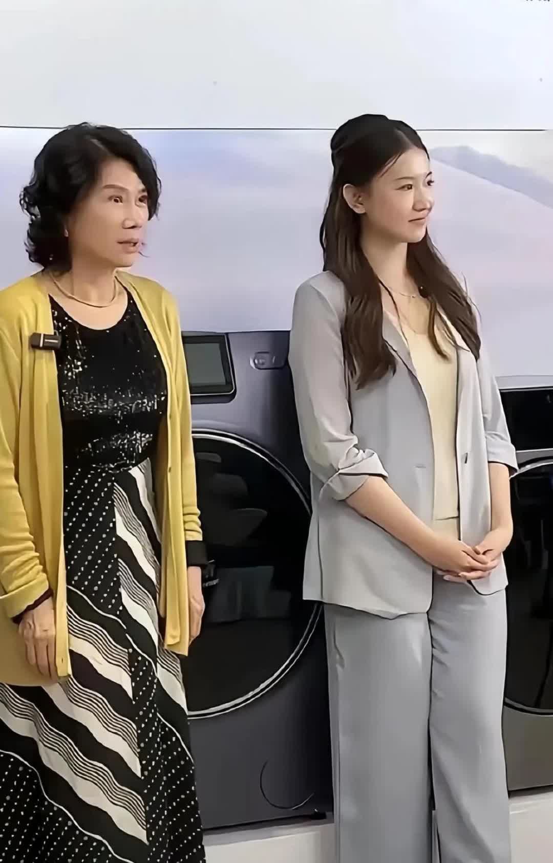 这下终于搞懂了，为啥孟羽童能得到那么多大老板的青睐，可不是因为别的啥。董明珠在直