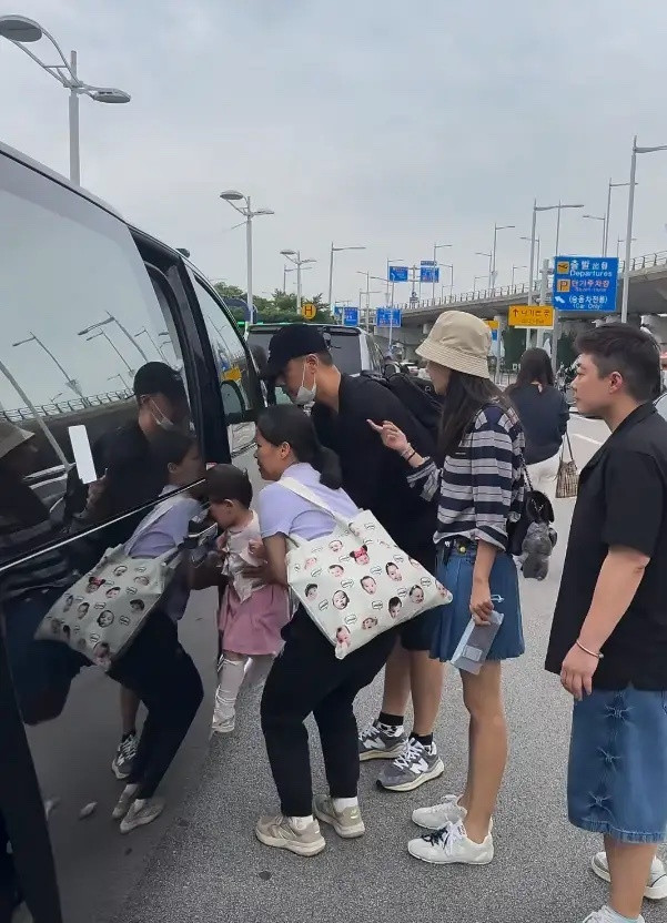 46岁任重和孙骁骁带女儿现身首尔，身材练得真好，女儿露脸像爸爸❤️​​​