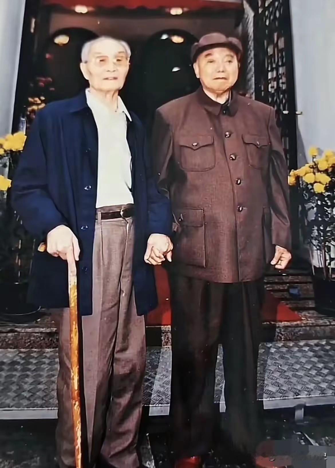 戎马半生，白首相逢，这张牵手老照片令人动容。1997年，一张珍贵的晚年合影，8