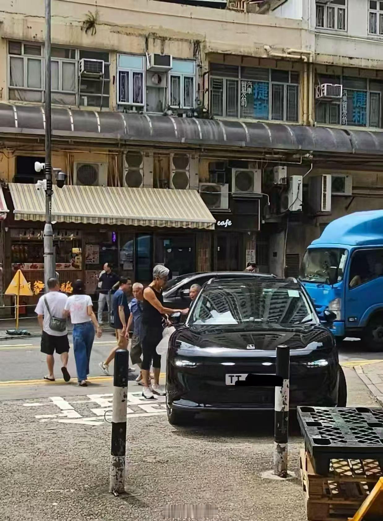 发哥是真的喜欢跑步啊，也喜欢吃叉烧，这又开着极氪7X去吃叉烧了​​​