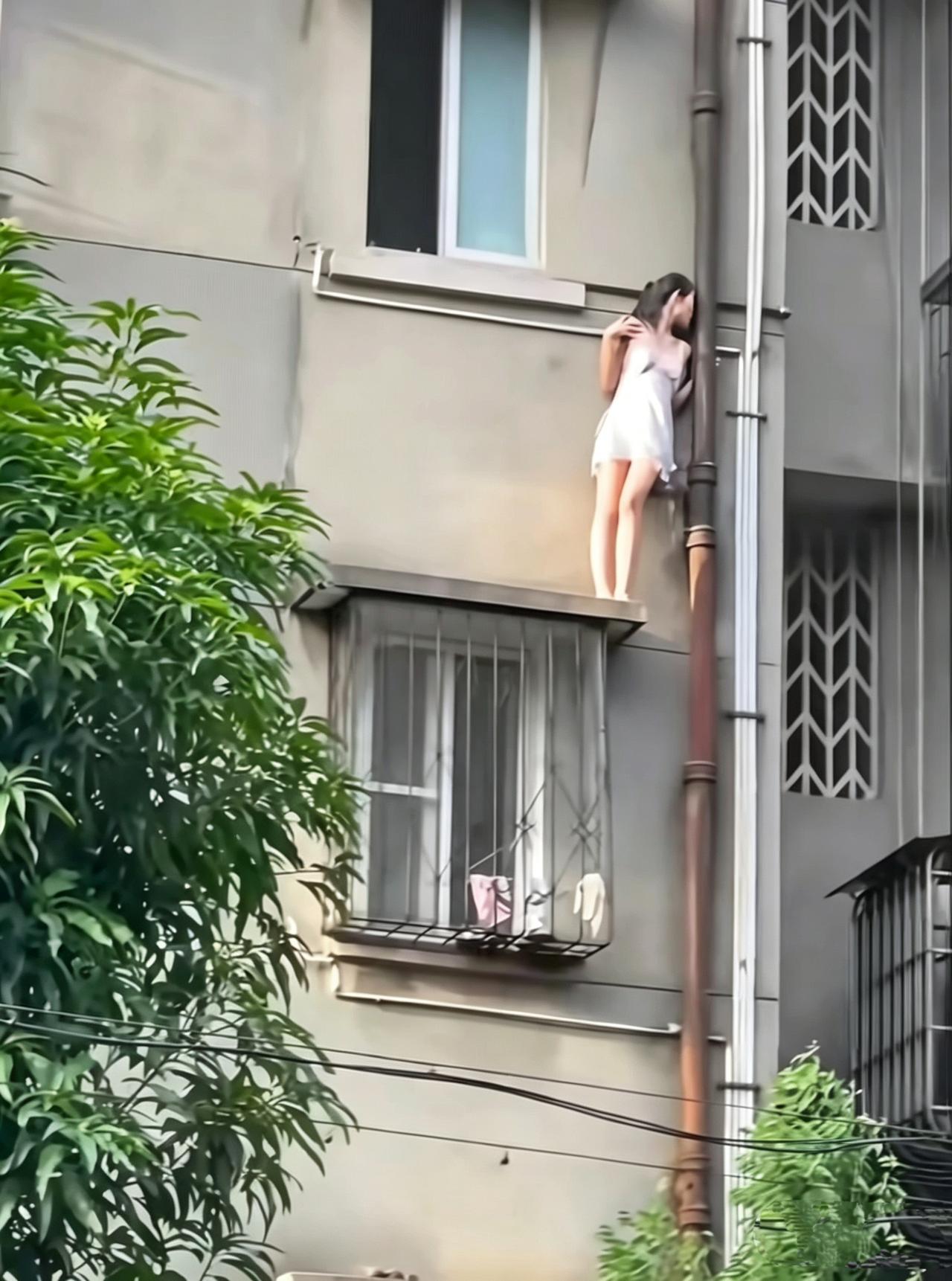 这是情人节这一天发生的一幕，一个女孩躲在窗户外面。谣传正在偷情的时候，女主人回来