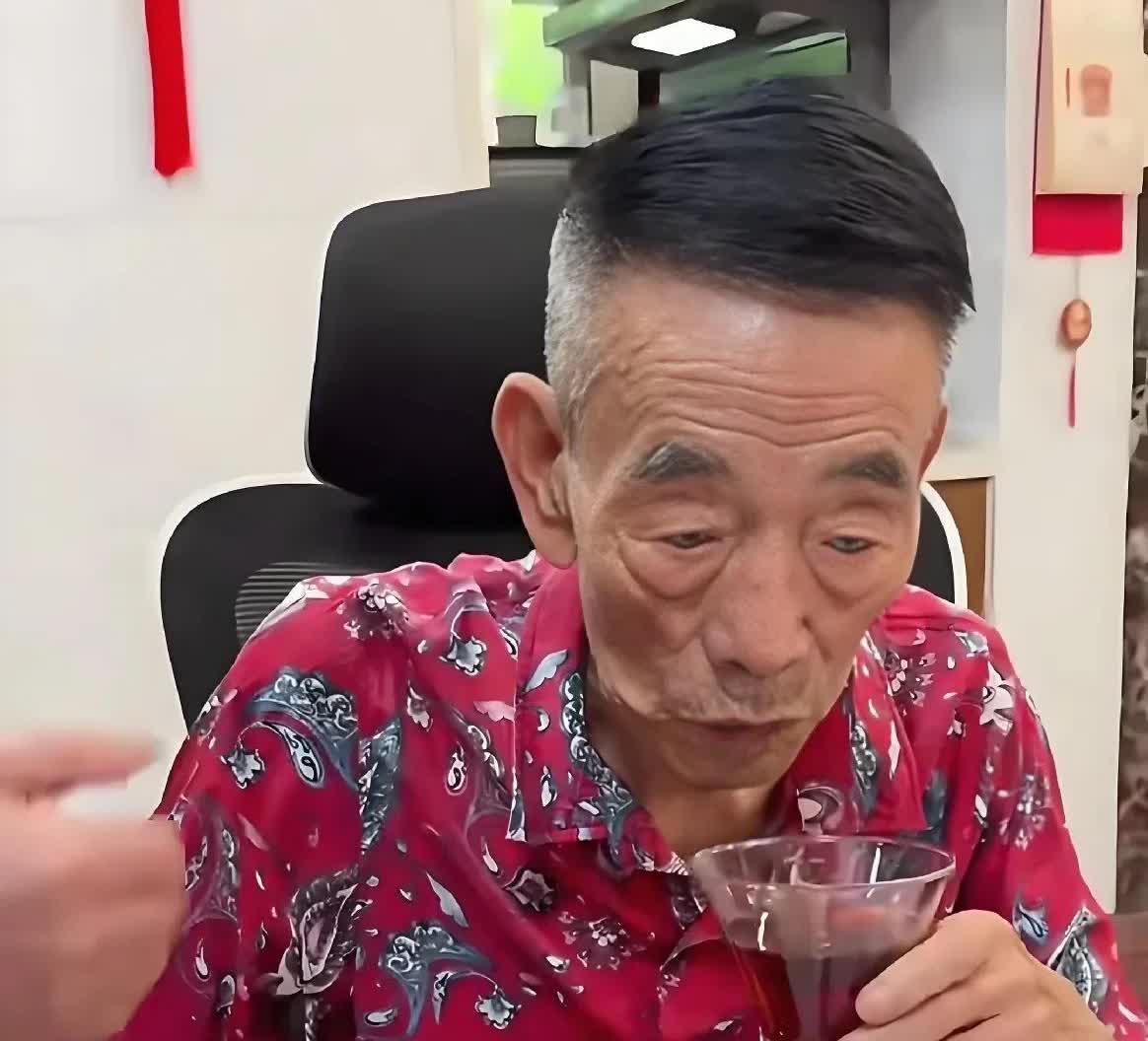 老爷子都啥岁数了，亲爹也不带这么榨的啊！近日，天津相声名家杨议老父亲、业已9