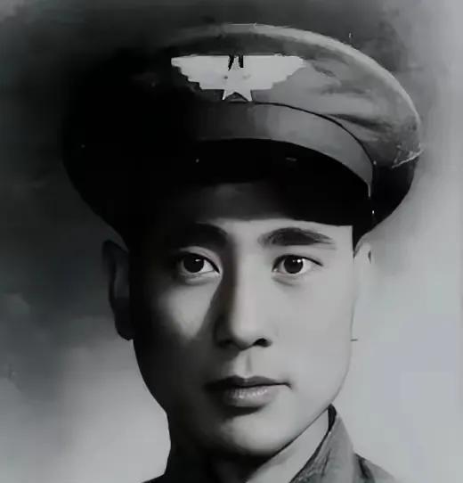 1949年，一架飞机在解放区坠毁，飞行员主动向解放军投降，还指了指舱门，说：“这