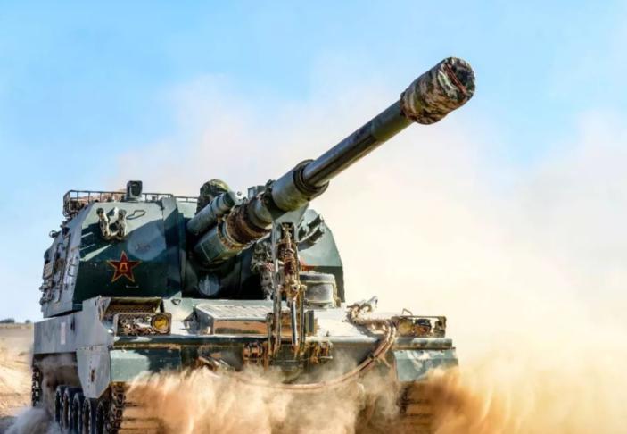 大家不明白炮弹的威力非常惊人，尤其是155mm榴弹炮这种重型火炮。在战场上，一发