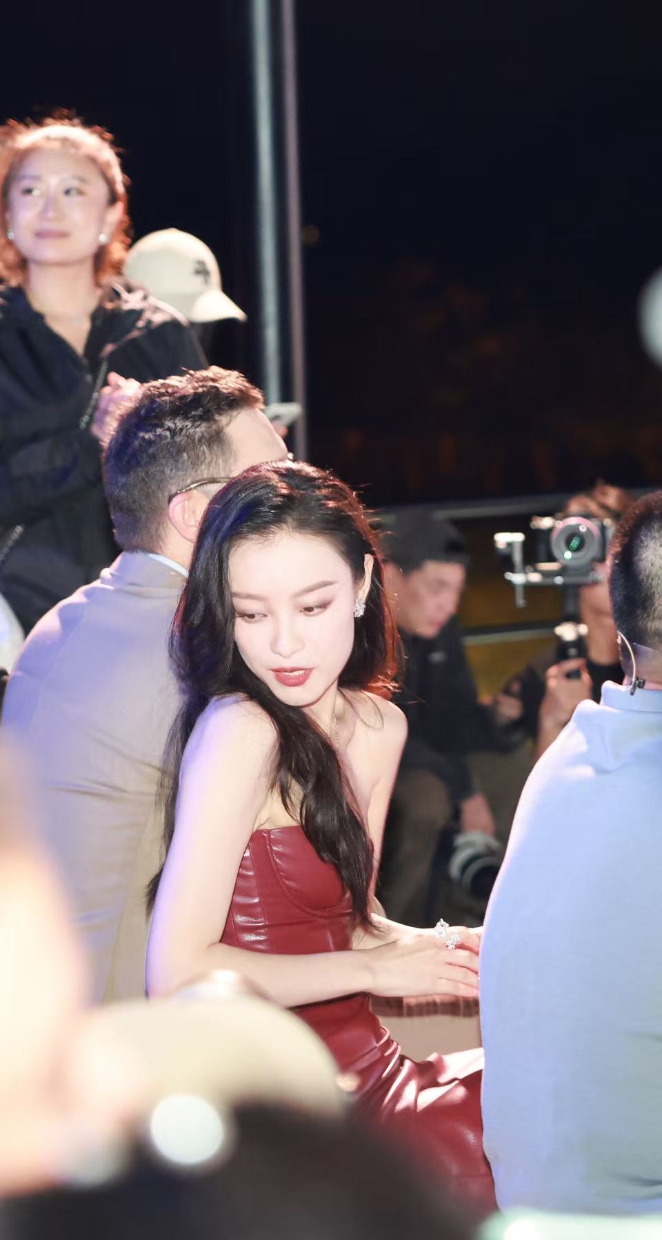 什么？你说倪妮代言凯迪拉克了？合理，这次真的合理了，倪妮的风格感，高级感和辨识度