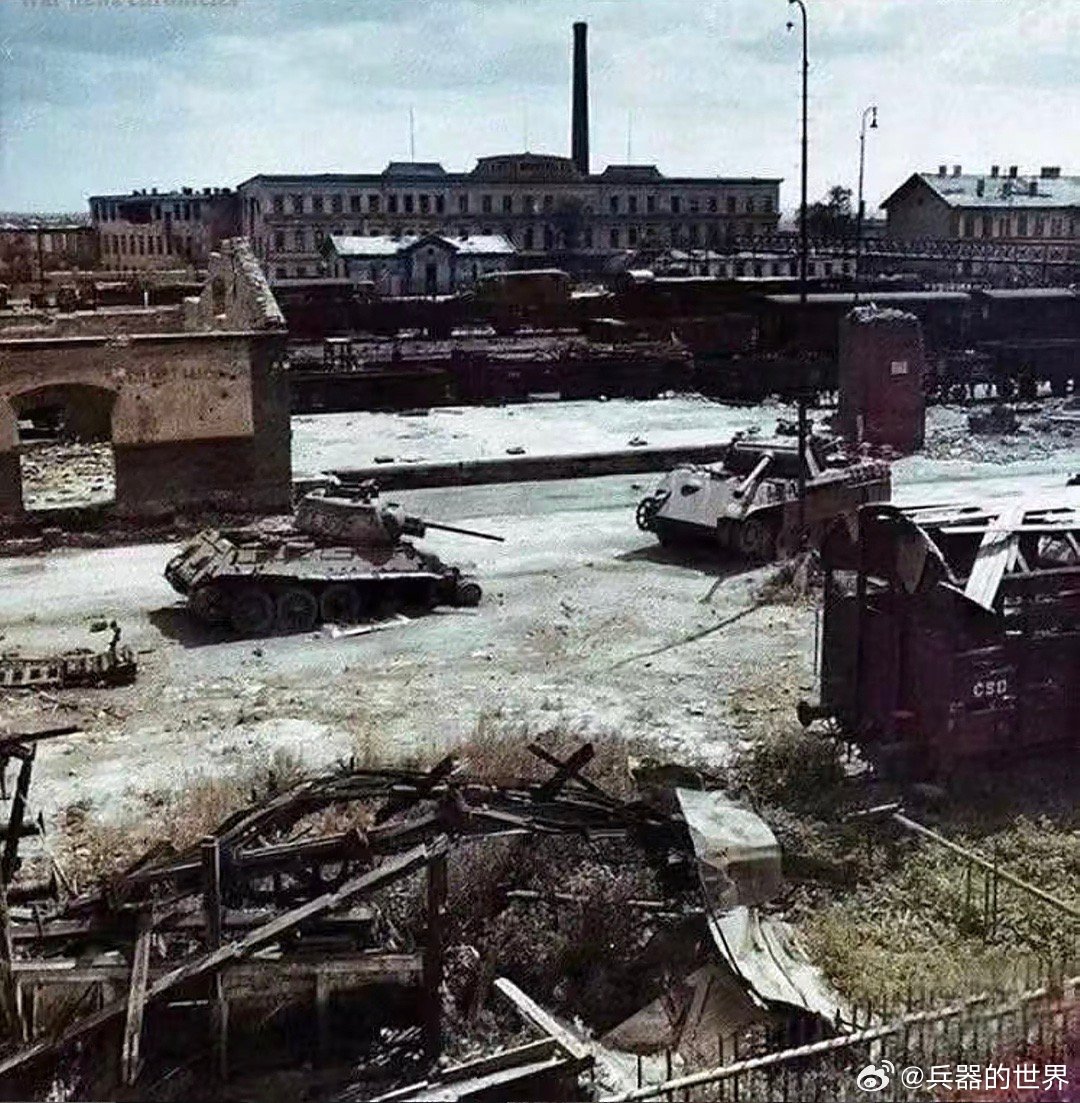 T-34坦克和豹式坦克对比，哪个更好？撇开舒适性不谈，如果能把豹式的长管75炮装