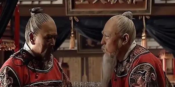 从表面上看，徐阶和严嵩做的事情差不多的，他们都贪污腐败，都兼并百姓田产，掌权后都