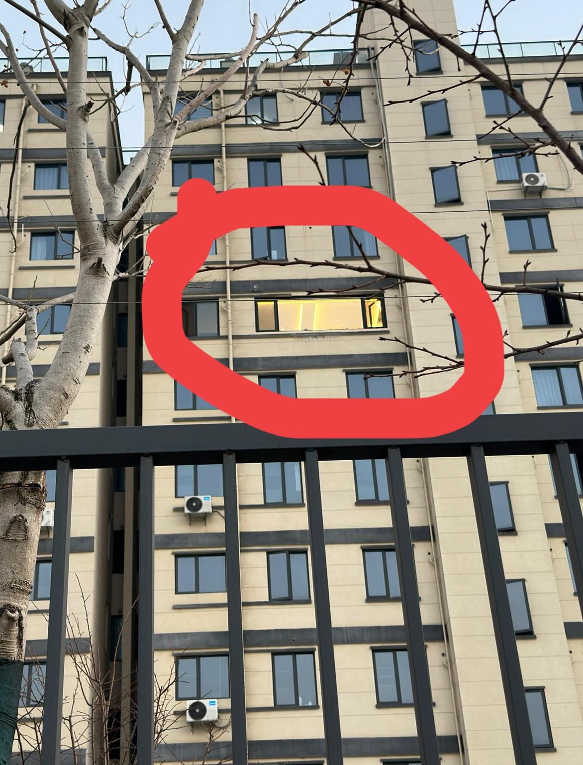 这被打通的一面墙，不是承重墙吗？上面还有三层楼房，不就成了空中楼阁了吗？突然