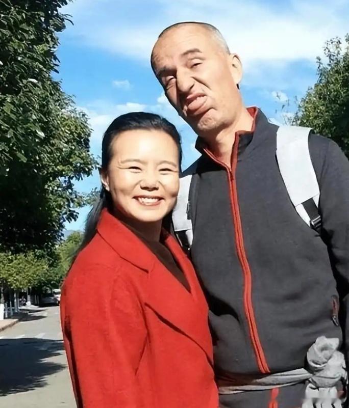 近日，龚琳娜在一次接受李静采访时被问及为何要举办离婚派对时，她表示：“每件事情都