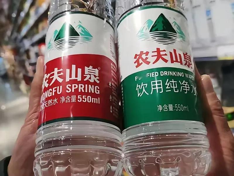 当年，钟睒睒的儿子被爆是美籍的时候。从没有捧谁，也从没有踩谁，买水都是顺便拿，还