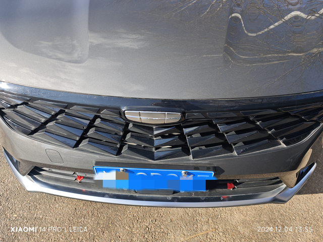 开了不到三个月和标一体的这个塑料杠裂了三条缝，并没有擦碰啊~