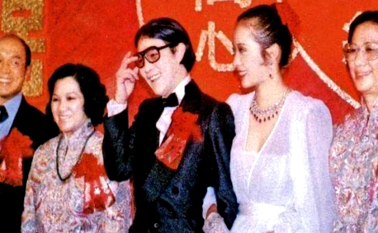 离婚19年，每周三，她雷打不动回前夫家吃饭。走进霍家大宅，她清楚该坐哪个位