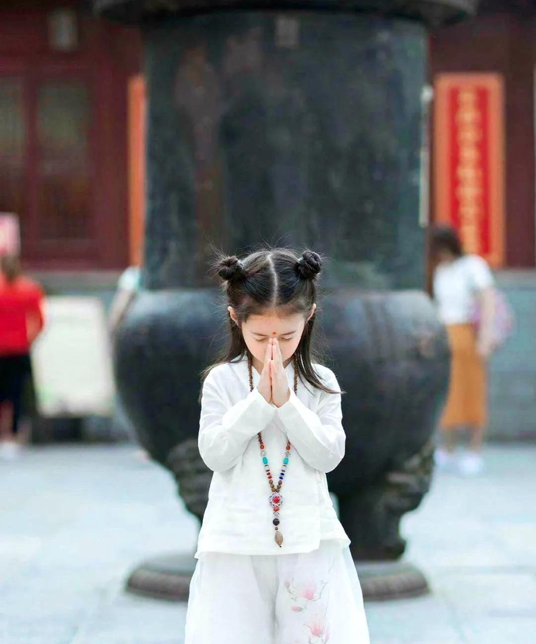 我们常常忍不住在茶余饭后议论他人，觉得反正当事人听不见。可你知道吗？每说一次别人