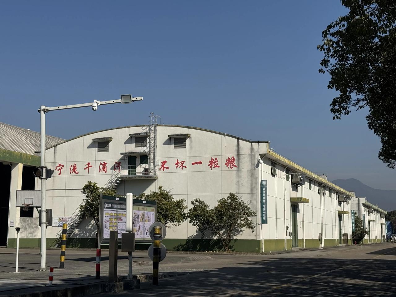 小时候在乡下，最热闹、最吃香的单位绝对是乡镇粮站、县粮食局。在物资匮乏的年代，手