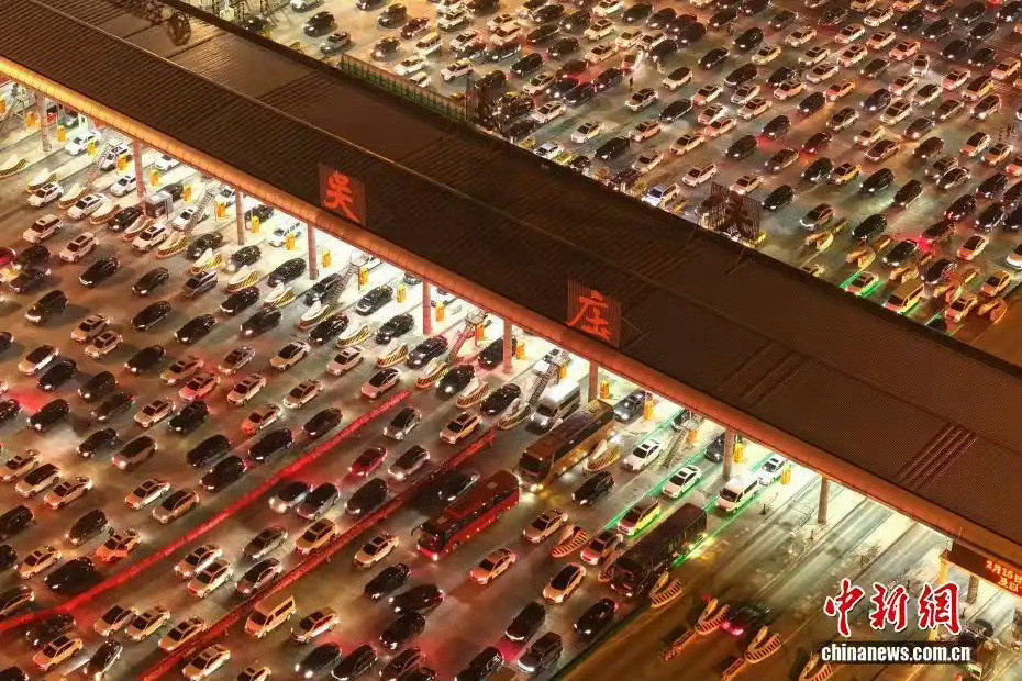 随便一个返程高峰就能形成车流海啸，中国的“大”撑破了很多概念。