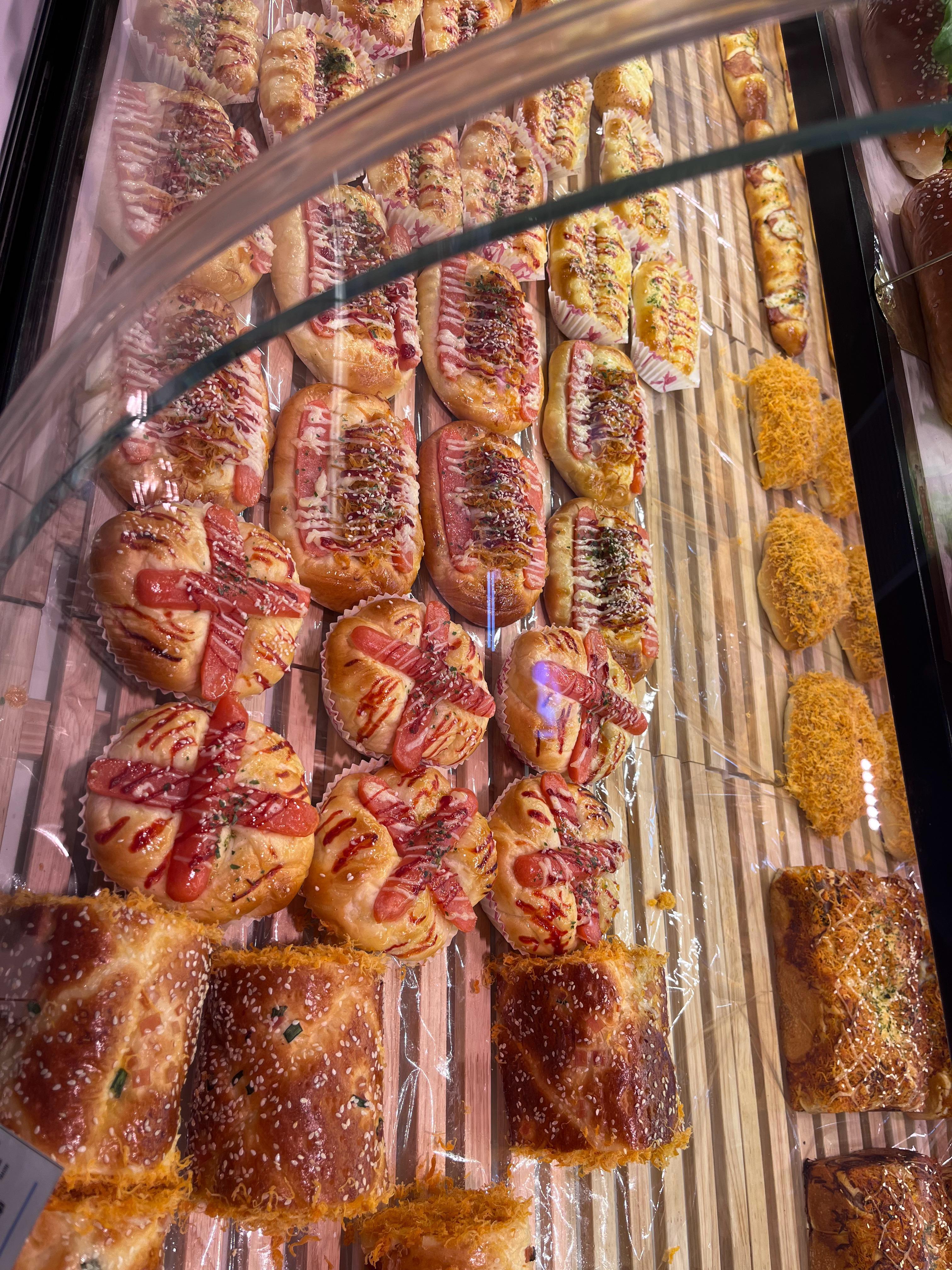 抓紧时间来了一趟超市，买点面包🍞明天当做早点吃了～赶紧回去，不要耽误帮姐妹抢老