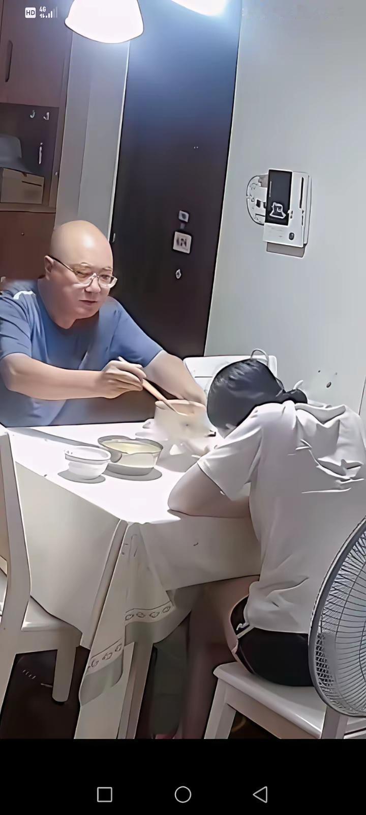 这个是老公公给儿媳妇做的最后一顿晚餐，老公公对儿媳妇像姑娘一样，从来不让她下厨房