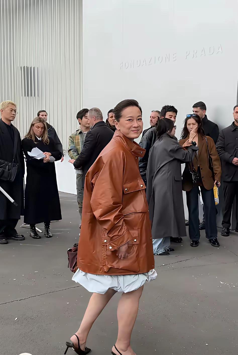 贾玲瘦得认不出来了！贾玲以前虽然有点胖，但是挺可爱，很招人喜欢，为了拍摄电