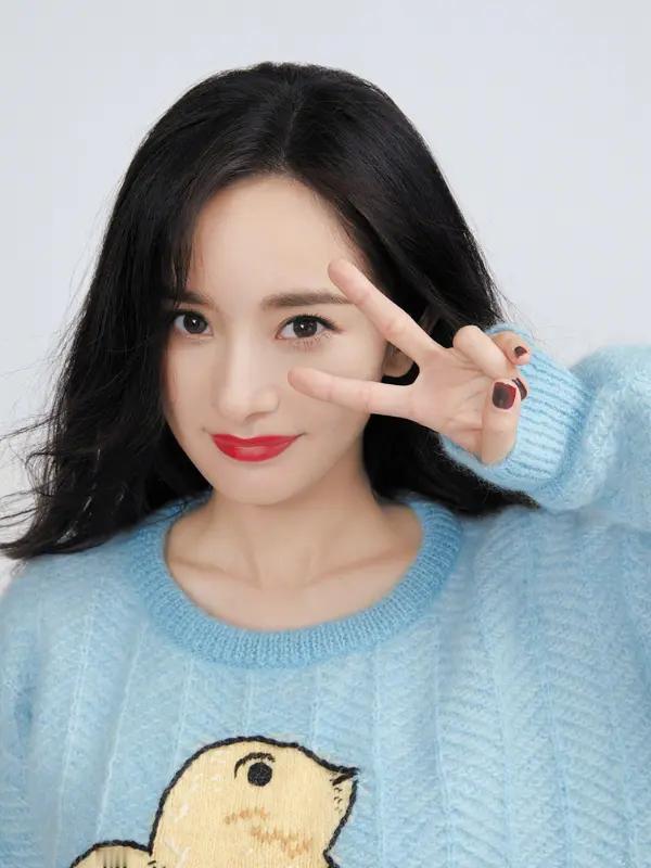 杨幂美照是壁纸界的宝藏张张美得让人移不开眼有张她着复古红裙红唇卷发眼神