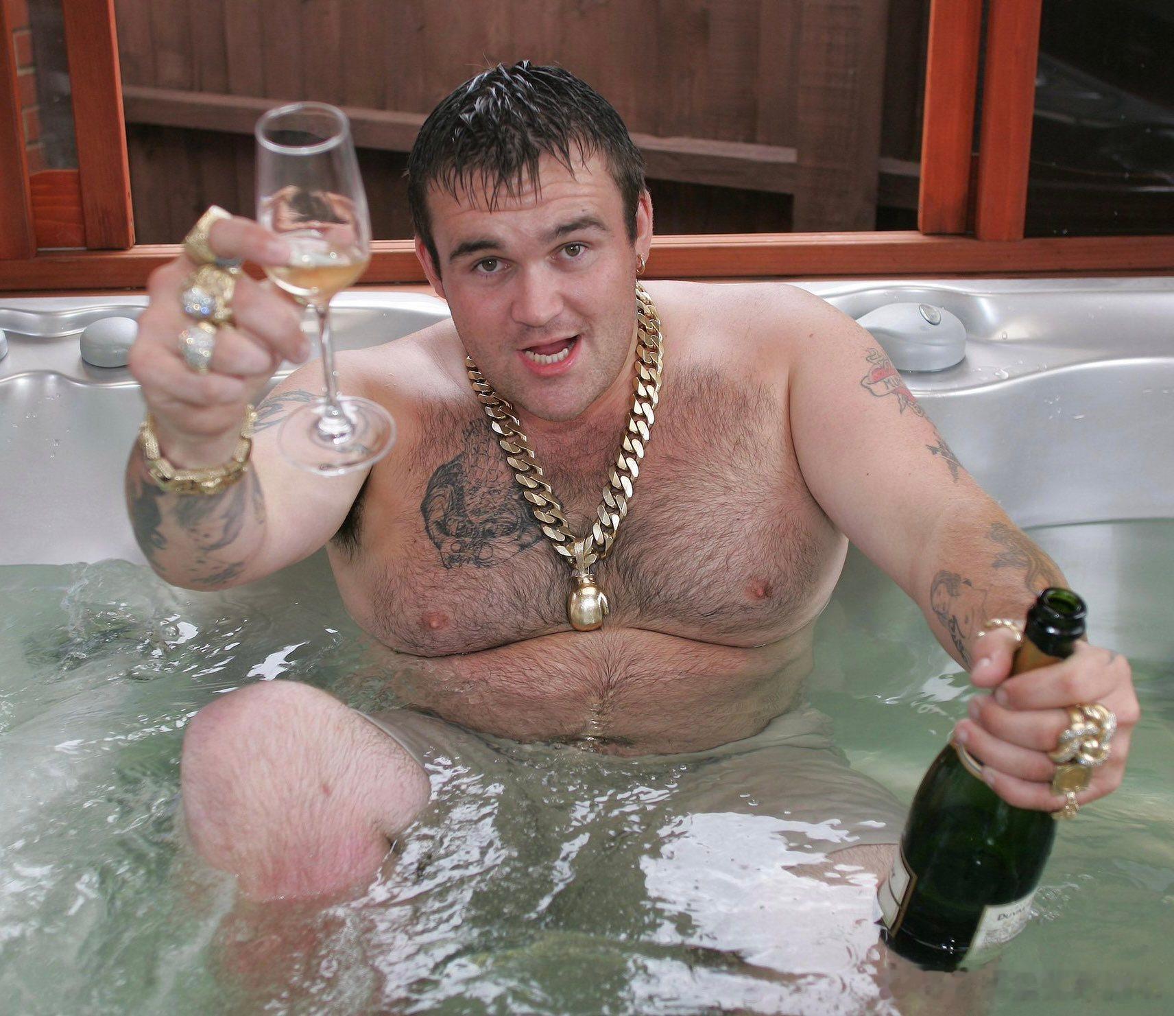 2002年，19岁的英国青年MichaelCarroll中了英国国家彩票近97