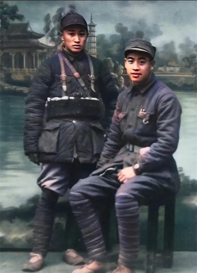 这是来自1945年的一张珍贵合影，照片中的两个男子是一位解放军首长和他的警卫员。