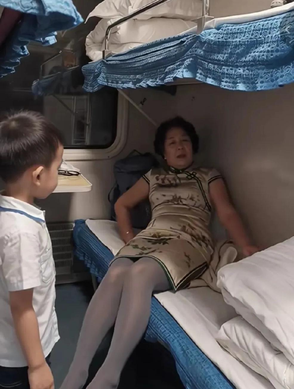 回家过十五了，在火车遇到这对我真是笑死了，奶奶带着孙子去旅游，虽然不是很长但是也