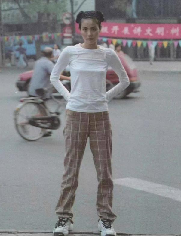 1997年，那年28岁的王菲，菲姐就像衣服架子，穿啥都洋气！她的衣品更没几人能懂