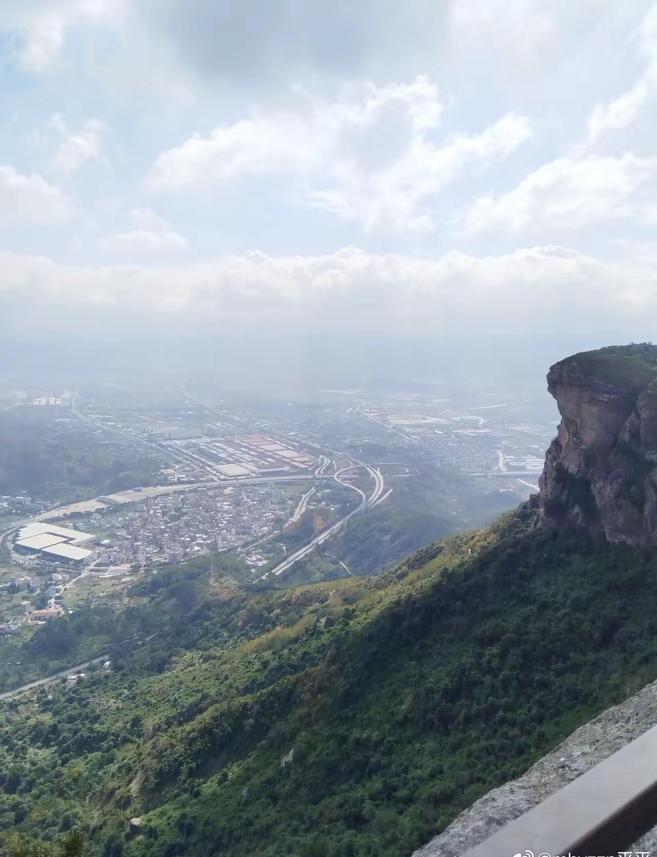 福州五虎山的大虎很值得一去。五虎山能将“花海浪漫”与“山野豪情”完美融合，金秋十