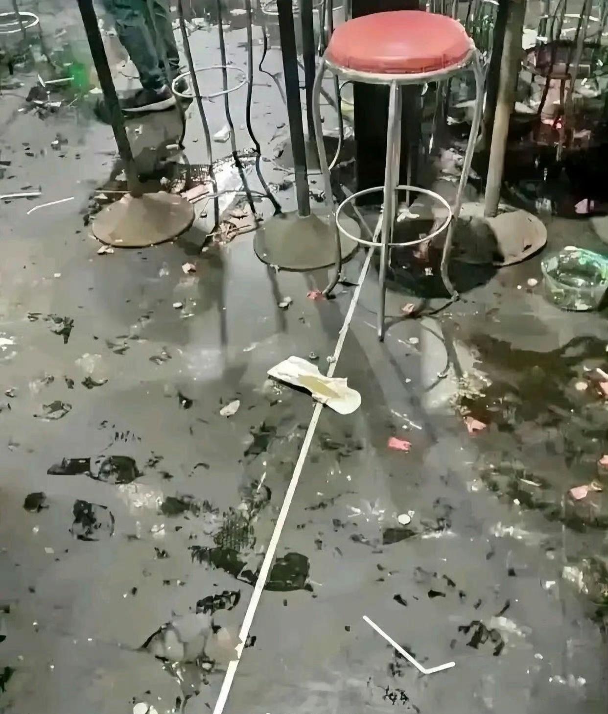 某地方酒吧散场后