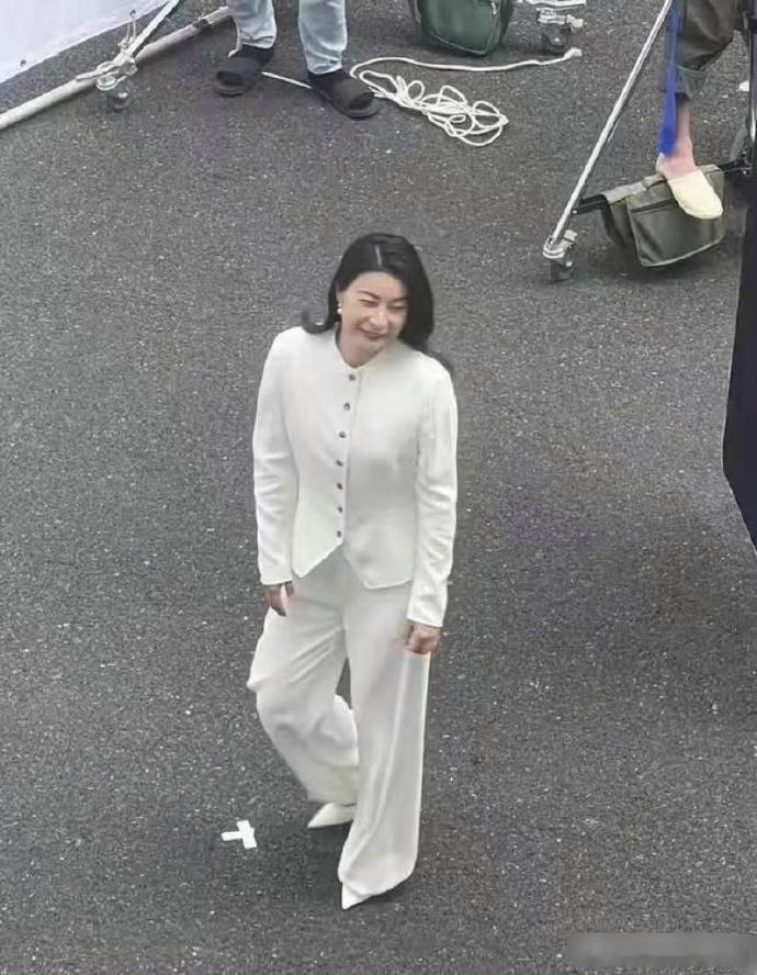 郭晶晶不愧是郭晶晶，穿啥都能成为焦点，估计我穿这身就是人家的做饭阿姨了