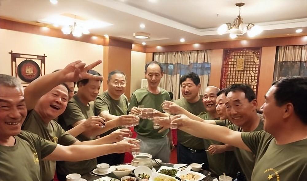 那年八一前几天，同城一个战友问我，八一战友在驻地聚会你去不去？我说去就去，都多少
