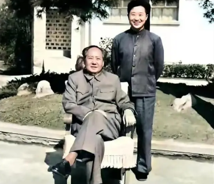 这一天，周福明给毛主席理发。哪知梳头时，竟一不小心扯疼了主席。主席立刻生气道：“