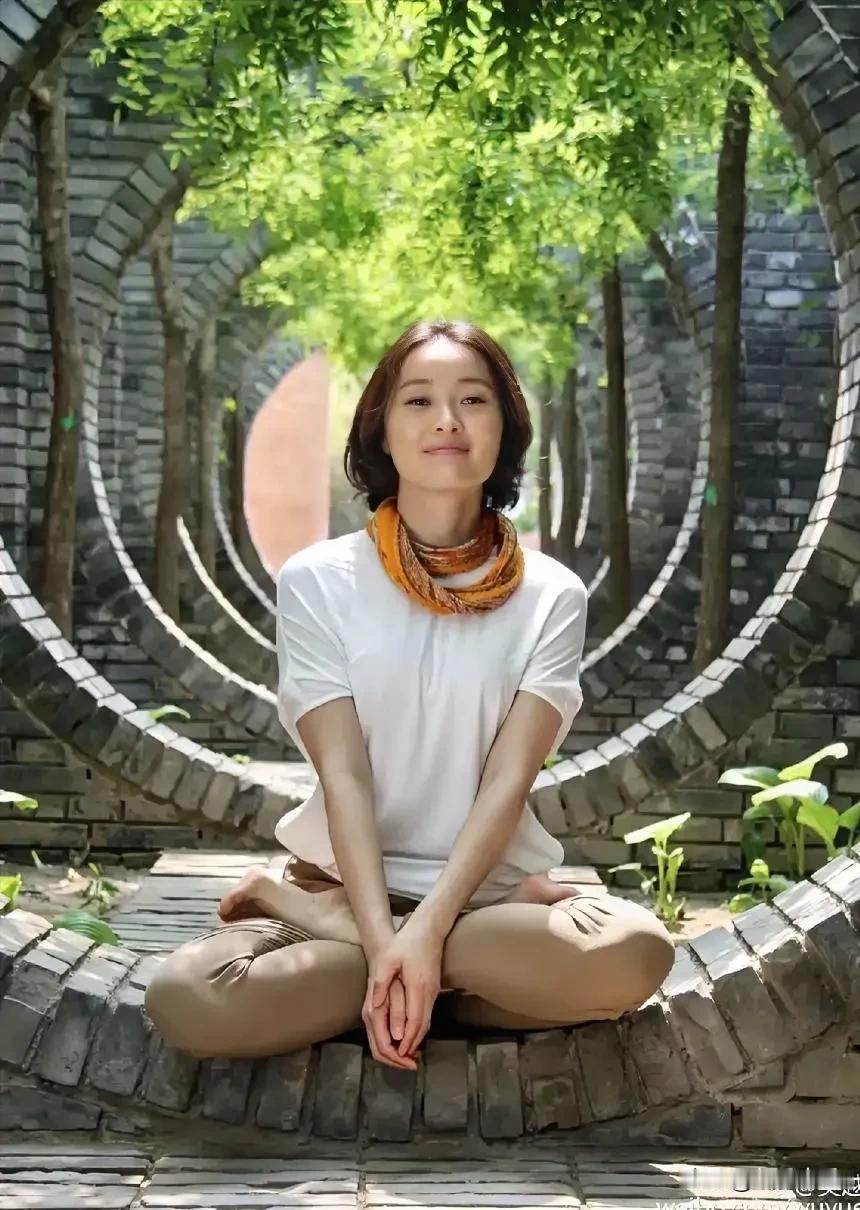 吴越的素颜照也很漂亮，这才是真实的她，没有化妆，没有穿好看的礼服，依然气质优雅，