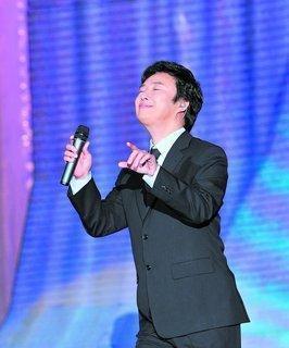 费玉清17年前的“折腿”笑话，最近在抖音上爆了，播放量直接冲到8亿。这事儿真有