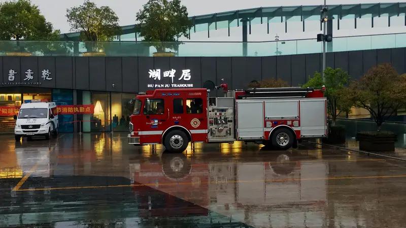 杭州消防员宋建文，45岁，来自山东枣庄，23年消防生涯从未在家吃过年夜饭。从青涩