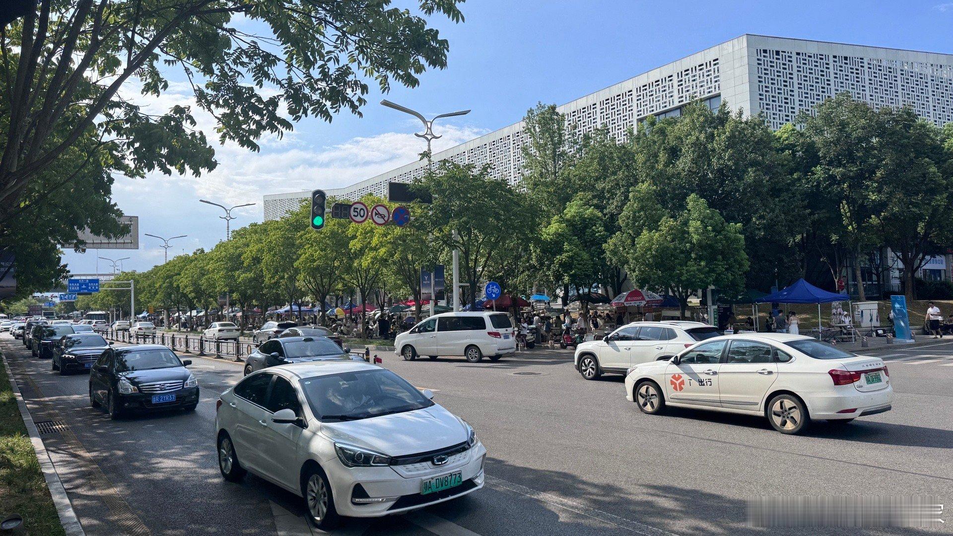 岚图FREE+发布会一出来，路边一条“夜市街”！wow！有意思嘿🙌[