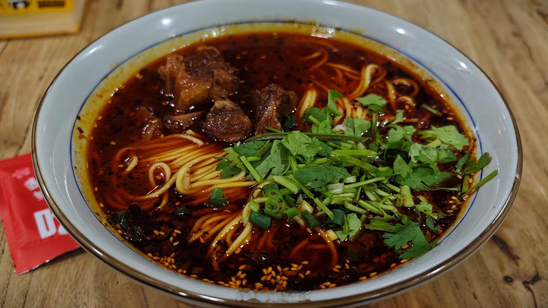 48桌只等了半小时，哈哈。而且服务态度还挺好，没想到。一般这种店都没有服务。我用