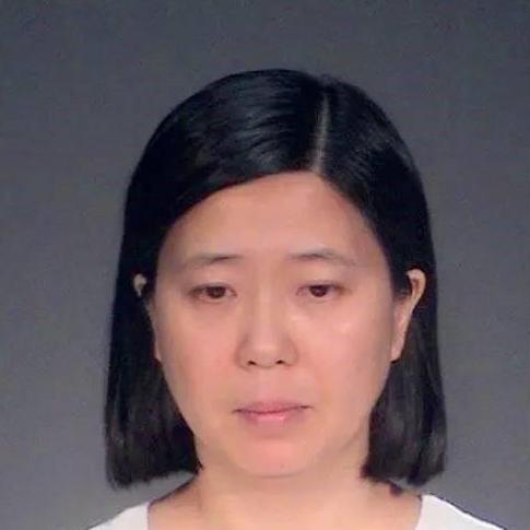2016年，金牌保姆跟雇主到美国后，被虐得比狗惨，学狗叫、学狗爬、吃狗粮是家常便