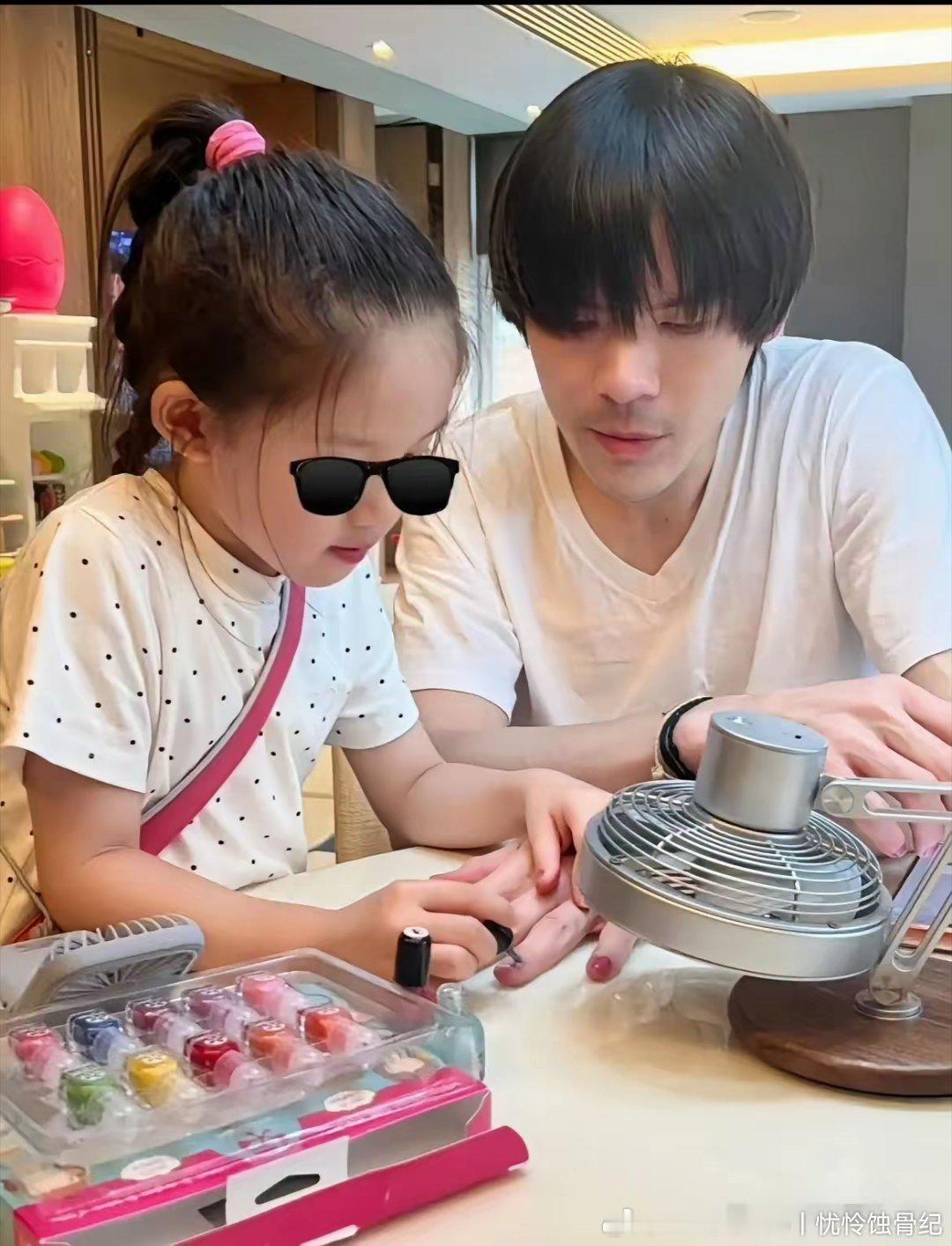 小奶黄果然是向家的食物链顶端，向佐真的好爱这个女儿。