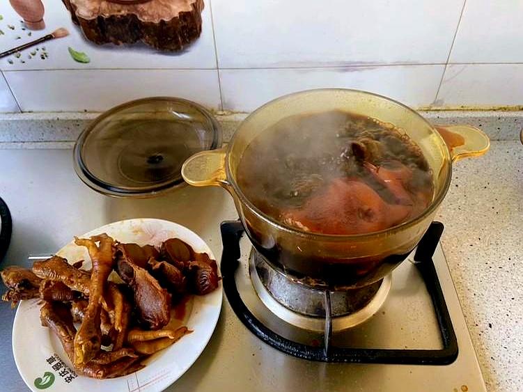 昨天女儿发来一张单子，说她们单位食堂可以预定卤菜了，问我要不要，需要的话她来定。