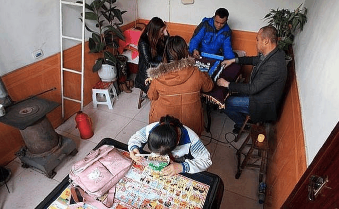 婆婆看着电视不小心睡着了, 儿媳妇当时正在打麻将, 没想到孩子被严重烫伤
