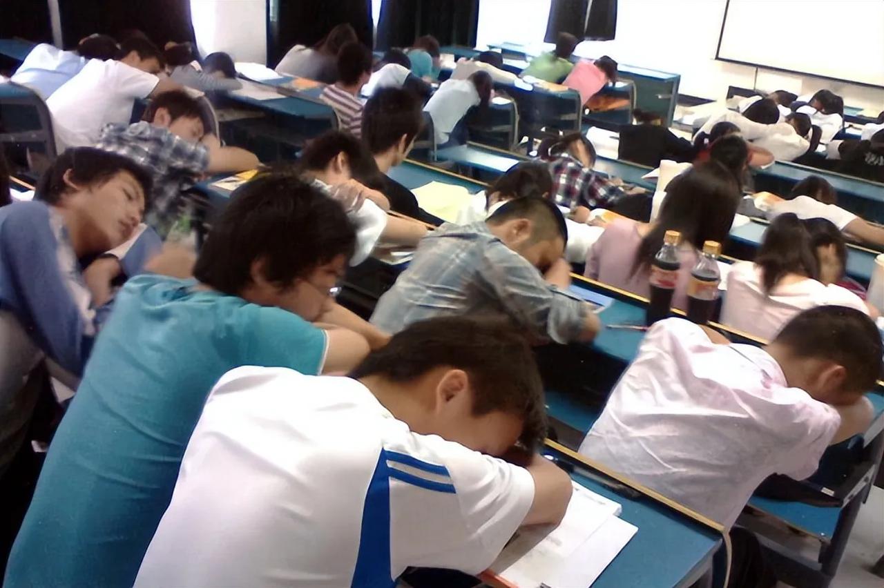 其实有很多高三学生天天都在睡觉，不是因为他们累，而是他们真不知道该干什么。很多人