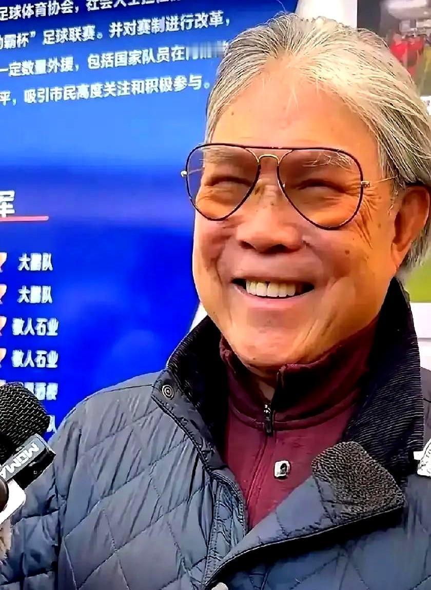 郭晶晶的育儿经，连爷爷霍震霆都得听。最近霍家在广州南沙街头喝奶茶，12岁的孙