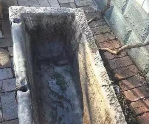 太奇怪了！河南安阳，有一位村民放在家门口的牛槽，被人看中了，对方说，他是做花场林