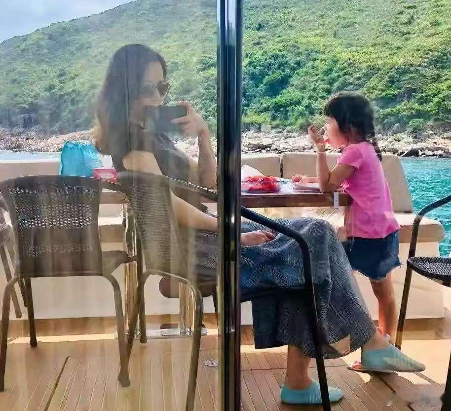 尔冬升让老婆丁克却与情人生娃，女友首露面为他喊冤，美貌成焦点，一直以为他不喜欢孩