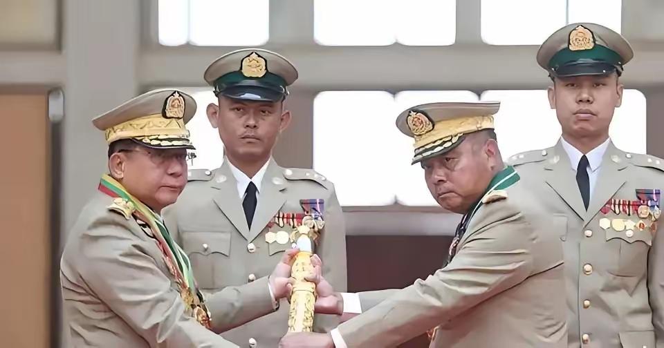 缅甸这局棋，越看越糊涂！敏昂莱攥着实权十五年，如今总算把总司令的帅印交出去