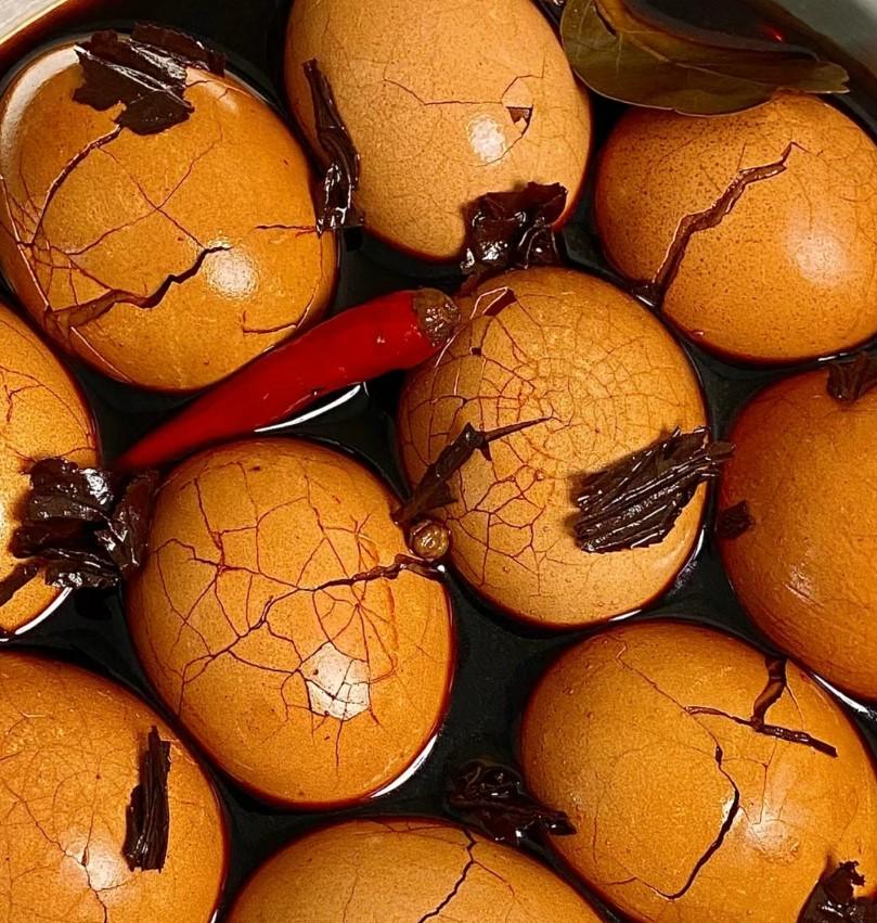 茶叶蛋配方1.鸡蛋冷水下锅煮8分钟，煮熟捞出过一下冷水，用勺子敲碎蛋壳，尽量