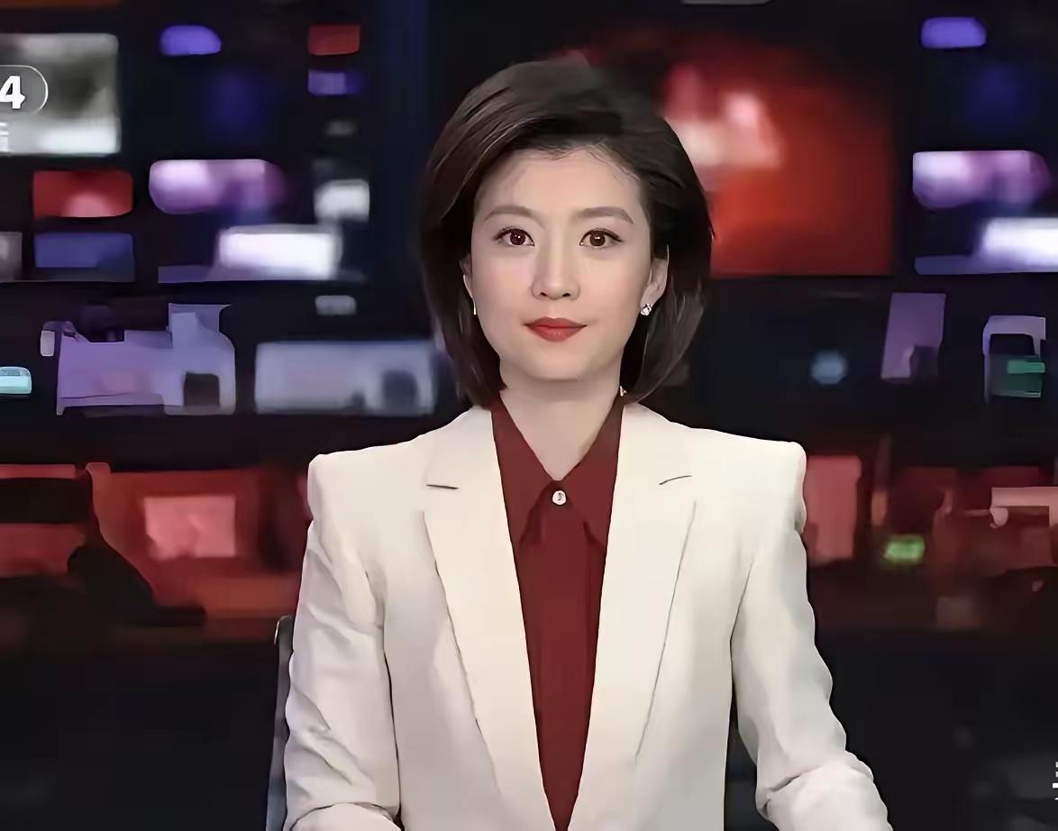 央视又出现了一位美女你们认识她吗？她比李修平漂亮，她比董卿知性，她比劳春燕更