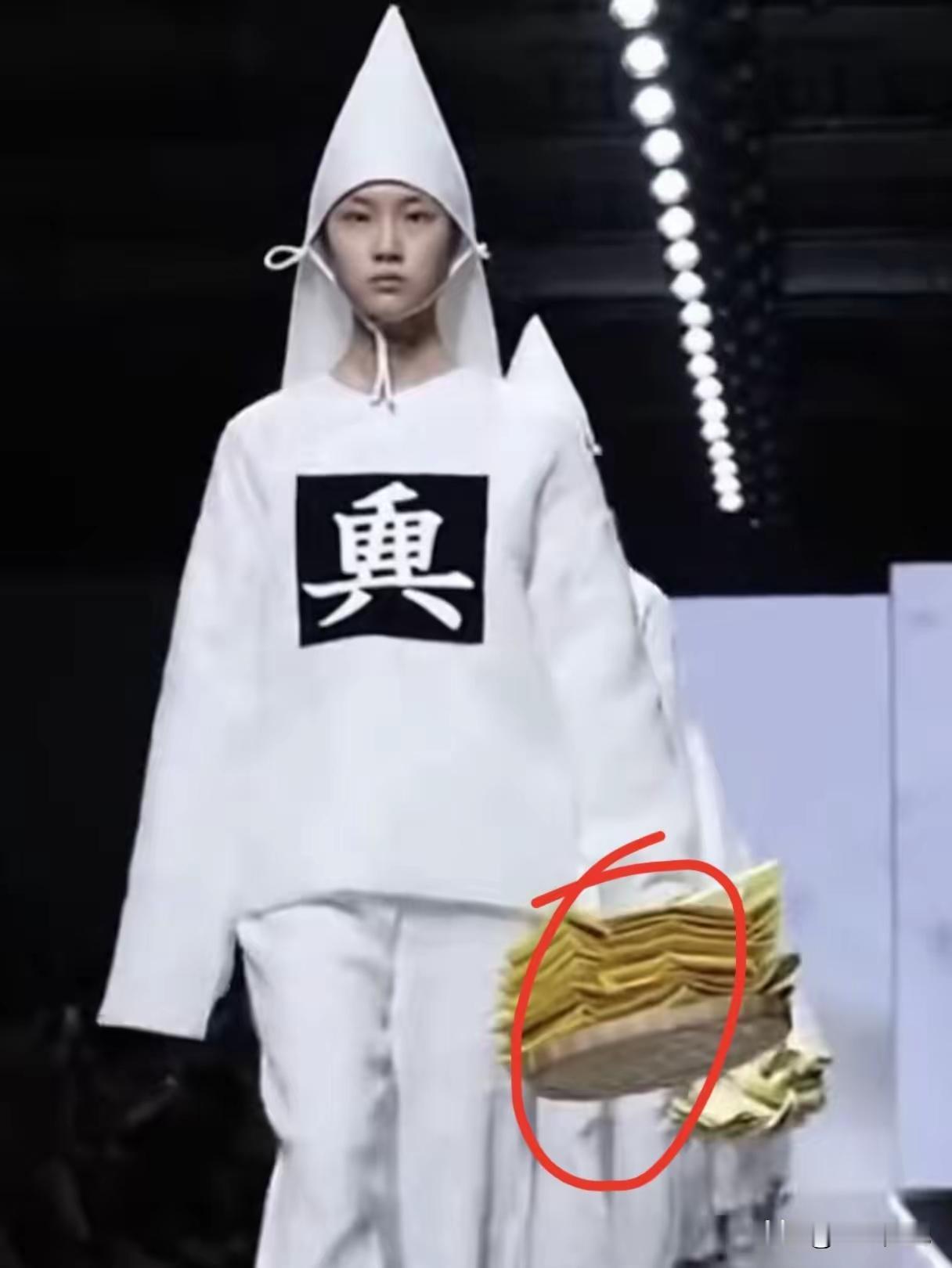 时尚圈这次集体失语，这套造型真的戳中了国人的文化底线。很多人误以为是巴黎世家新作